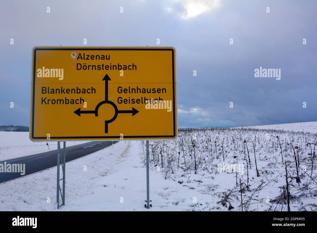 Panneau de rue pour un rond-point pour divers endroits en Bavière, Allemagne, en hiver avec la neige et l'espace de copie Banque D'Images