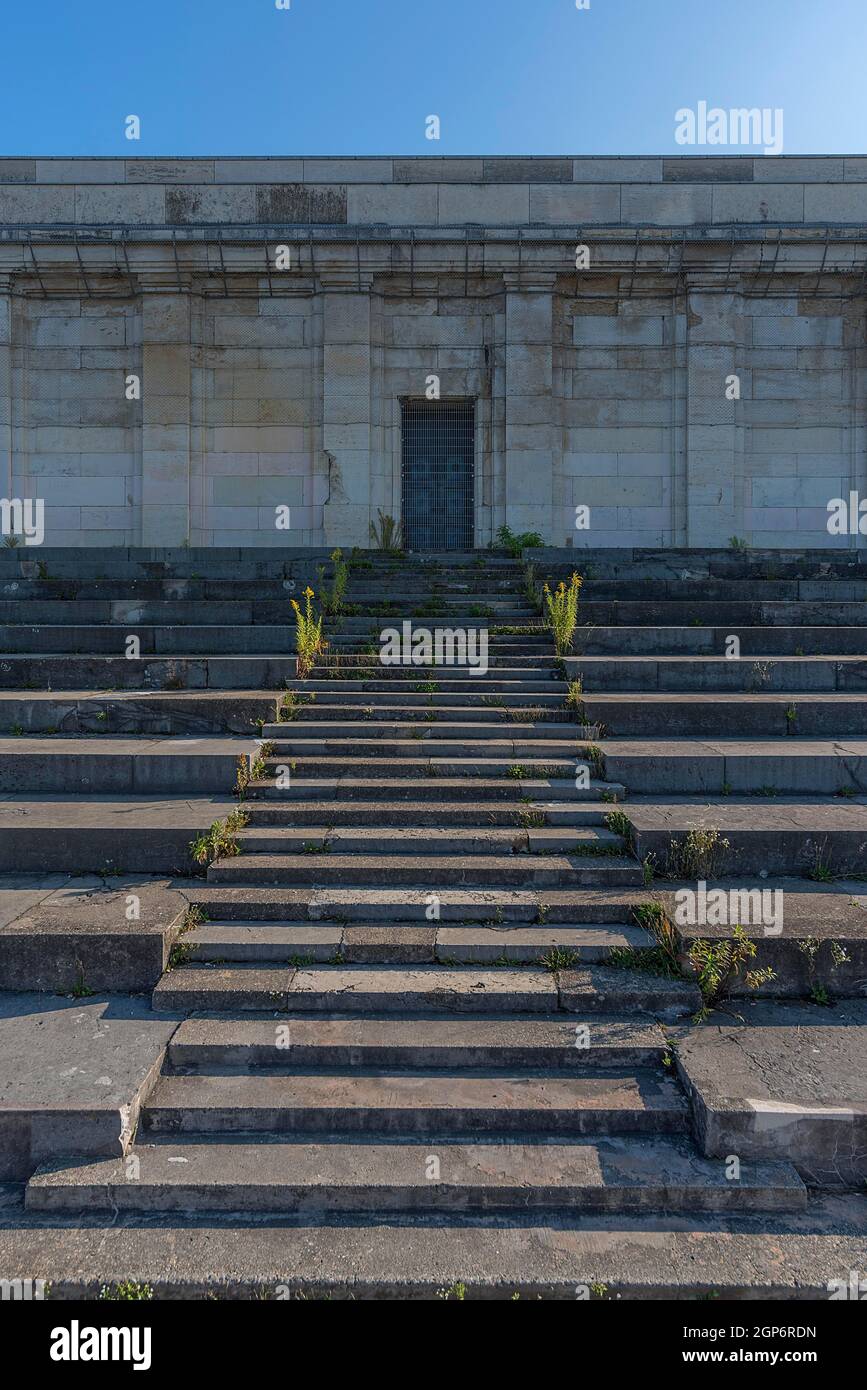 Escalier menant à la tribune principale du champ de Zeppelin à partir de 1940 sur l'ancien site du rassemblement du parti nazi, Nuremberg, moyenne-Franconie, Bavière, Allemagne Banque D'Images