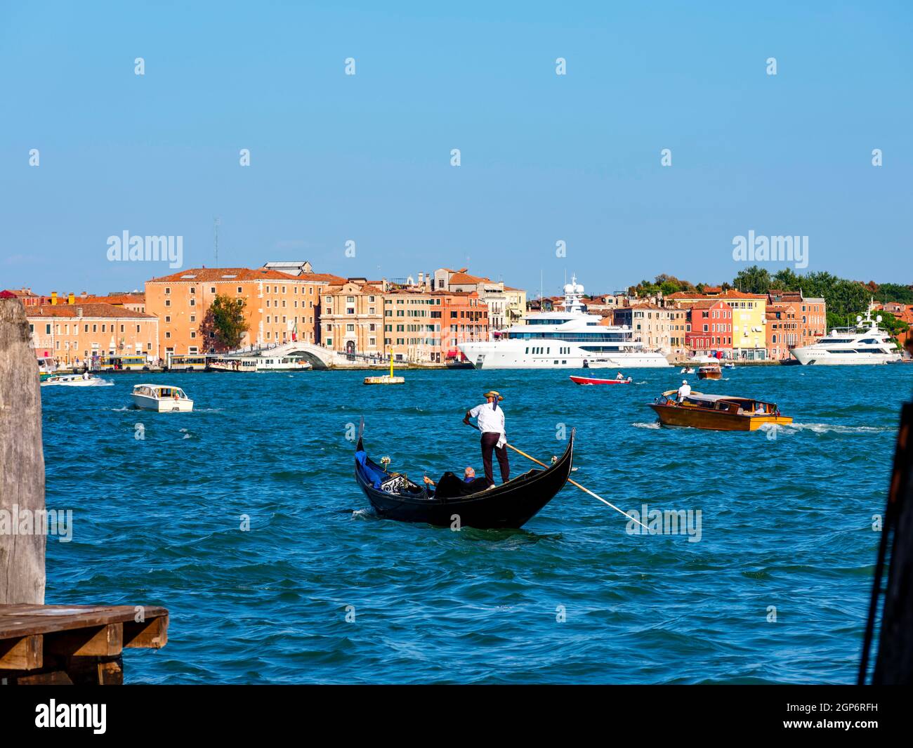 Gondolier dans le Bacino San Marco, transport maritime, Venise, Vénétie, Italie Banque D'Images