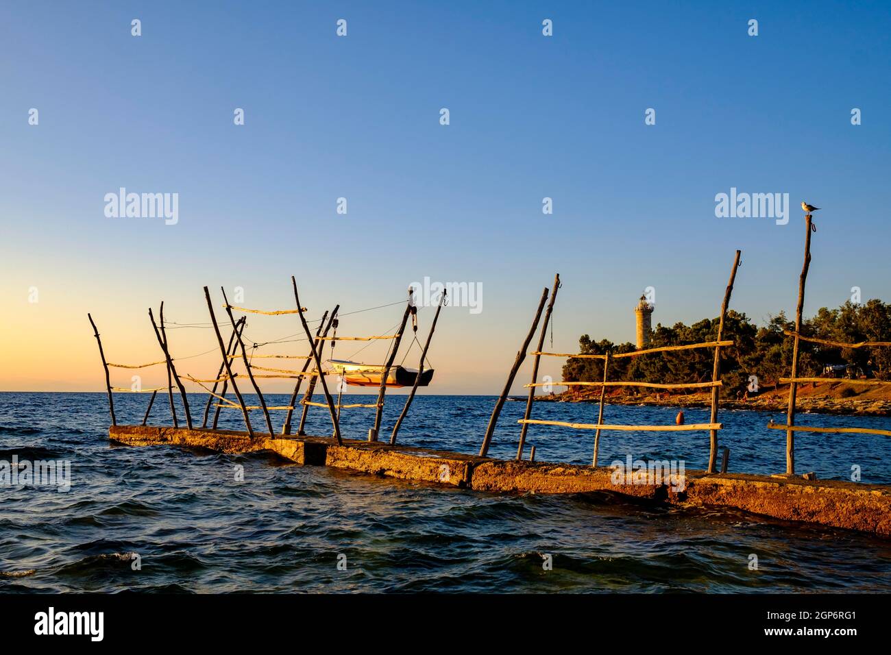 Rack en bois pour les bateaux suspendus, à l'arrière du phare de Savudrija, mer Adriatique, Istrie, Croatie Banque D'Images