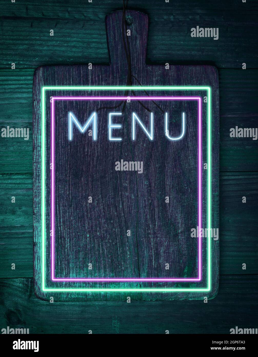 planche à découper en bois brun vintage avec lumières vert néon et roses, panneau de menu, gabarit pour le restaurant, pub, espace de photocopie Banque D'Images