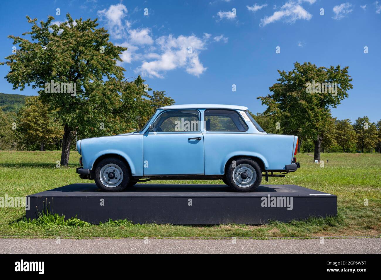 A Trabant 601 sur un piédestal, Weil am Rhein, Bade-Wurtemberg, Allemagne Banque D'Images