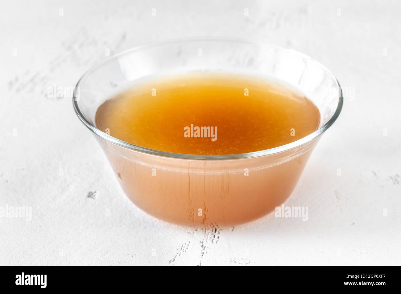 Bol en verre de bouillon d'os de bœuf sur table blanche Banque D'Images