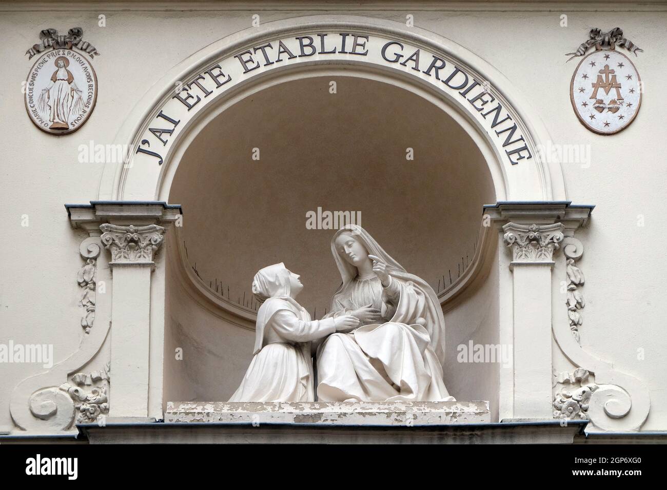 Statue de St Joseph et la Vierge Marie à l'extérieur de la Chapelle Notre-Dame de la Médaille Miraculeuse à Paris, France Banque D'Images