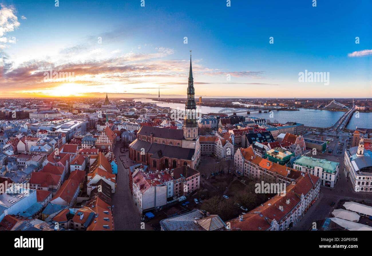 Vue panoramique aérienne sur le centre histirique de Riga, quai de la rivière Daugava. Site d'intérêt célèbre - St. La tour de l'église de Pierre et l'église de la cathédrale du dôme de la ville, O Banque D'Images