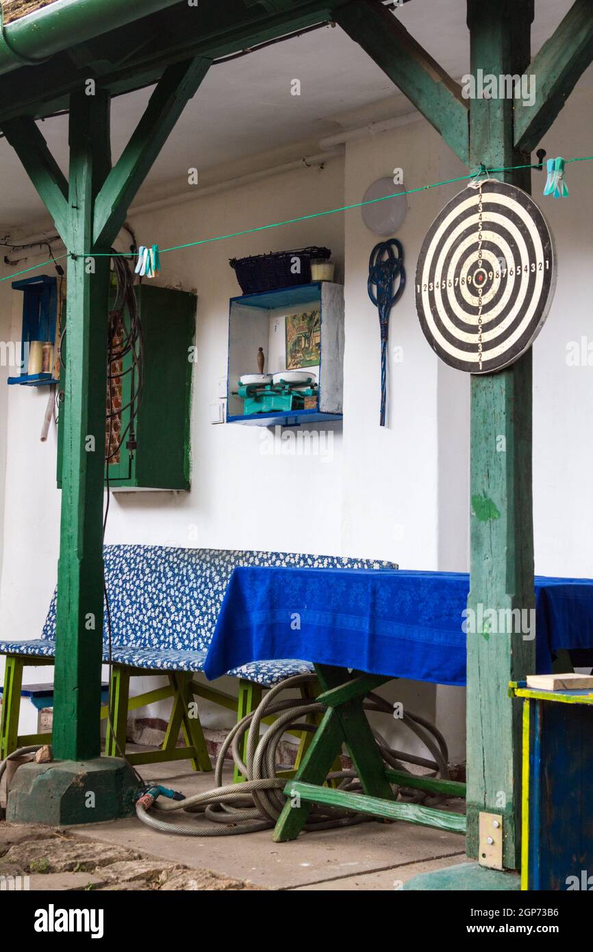 Détail de la cour intérieure de chalet rural avec porche en bois, Budakalasz, Hongrie Banque D'Images