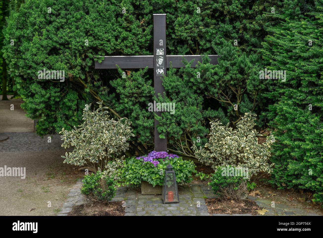 Croix, commémoration, site d'assassinat de Hanns Martin Schleyer, Vincenz-Statz-Strasse, Braunsfeld, Cologne, Rhénanie-du-Nord-Westphalie, Allemagne Banque D'Images