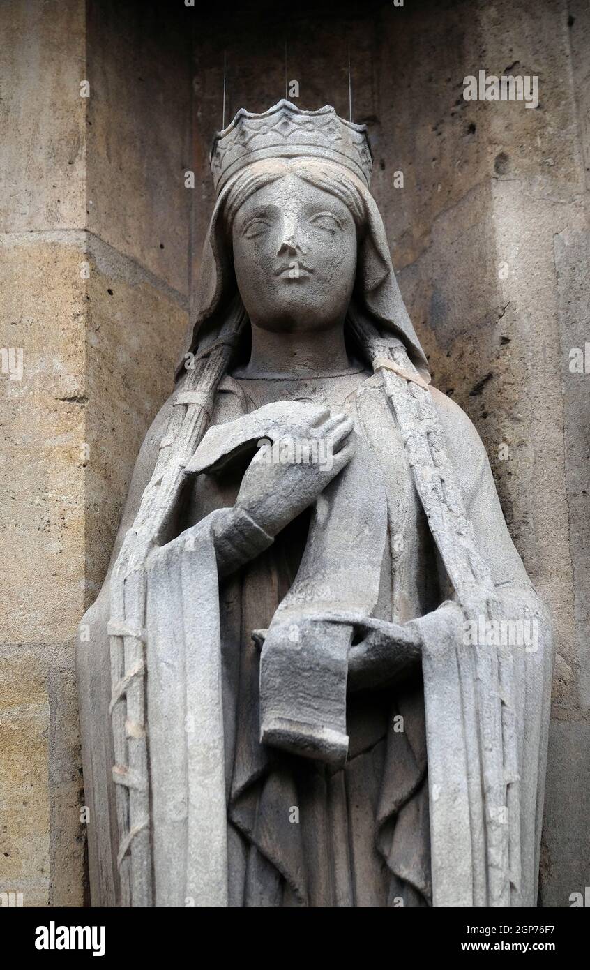 Statue de Sainte Clotilde sur le portail de la Saint Germain l'Auxerrois, église dans Paris, France Banque D'Images