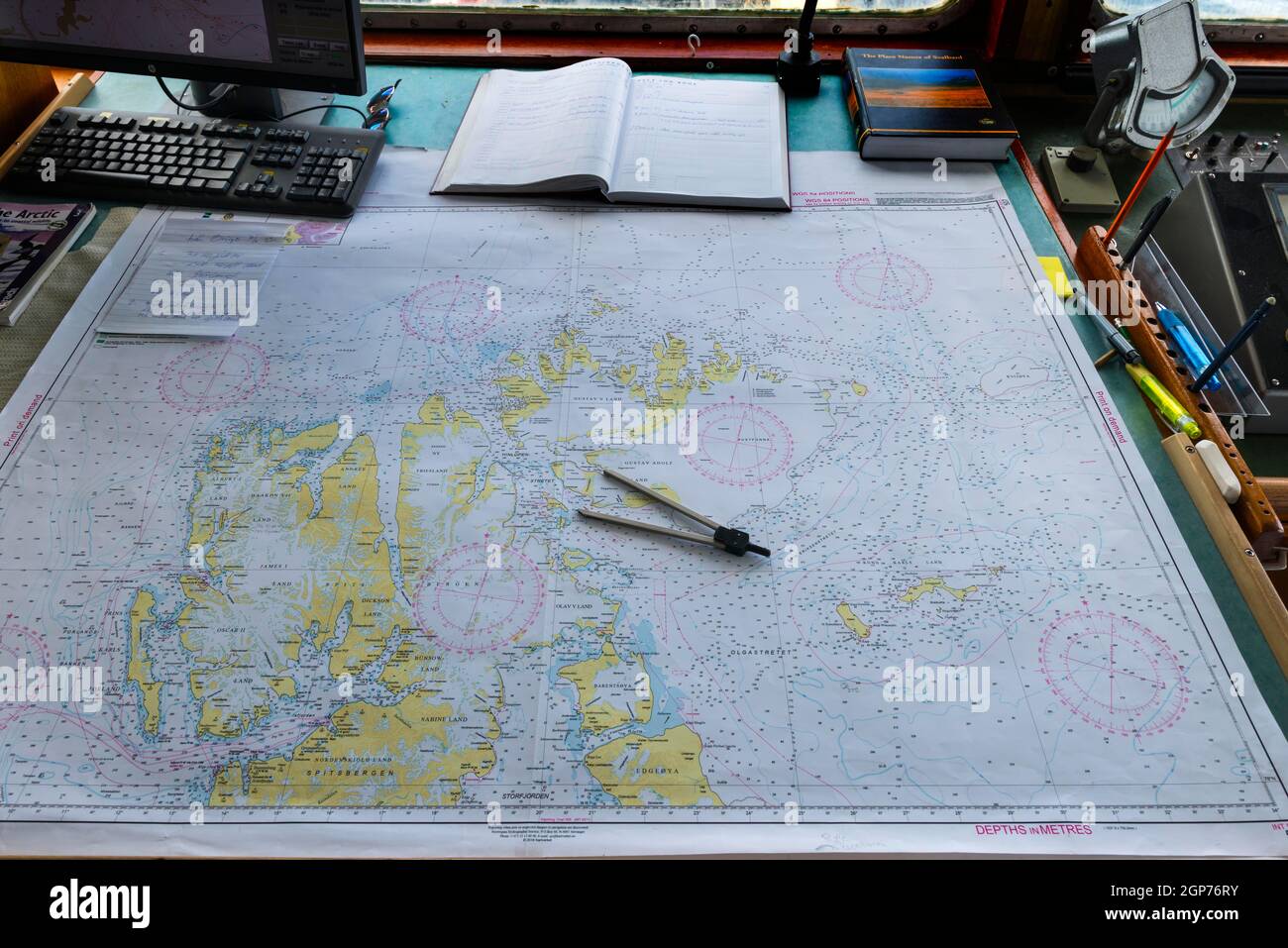 Carte et boussole sur le pont du navire d'expédition, île de Spitsbergen, archipel de Svalbard, Norvège Banque D'Images
