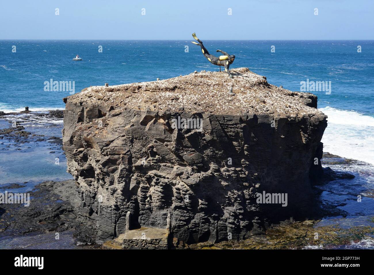 Statue de plongeur sur les rochers, falaise, Ponta do sol, Santo Antao, Iles du Cap-Vert, Cap-Vert Banque D'Images Statue de plongeur sur les rochers, falaise, Ponta do sol, Santo Antao, Iles du Cap-Vert, Cap-Vert Banque D'Images