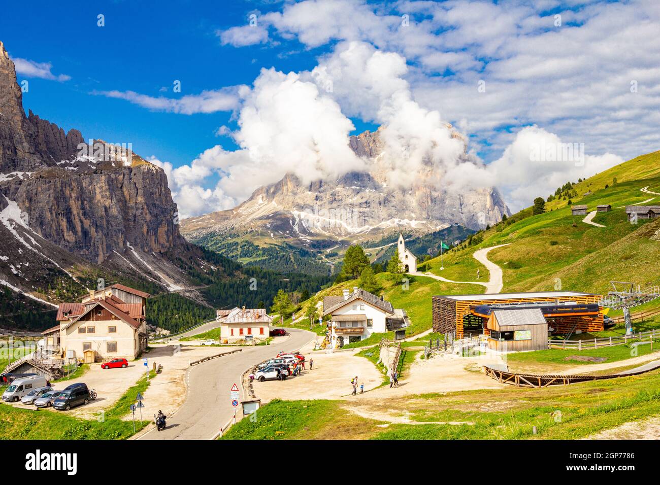 Vue sur Passo Selva di Val Gardena avec Cappella di San Maurizio chapelle blanche, Hôtel et parking avec les montagnes Langkofel en arrière-plan. Dolo Banque D'Images
