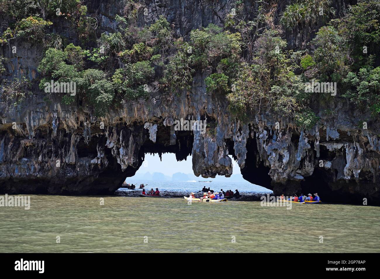 Touristes avec canoë, roches calcaires érodées, baie de Phang Nga, Thaïlande Banque D'Images