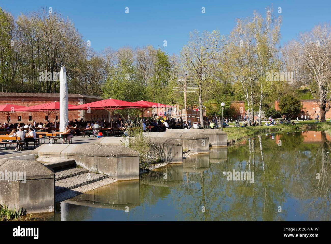 Glacis Park, parc municipal, café en plein air à Forellenbaechle, Neu-Ulm, Bavière, Allemagne Banque D'Images