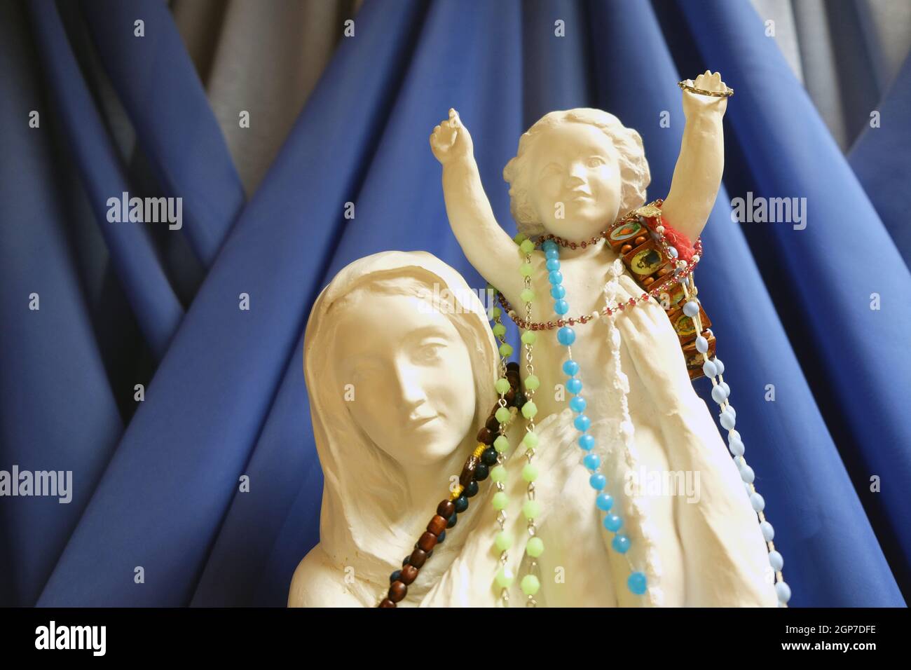 Vierge Marie avec l'Enfant Jésus, une statue dans la chapelle de l'hôpital à Pakrac, Slavonie, Croatie Banque D'Images