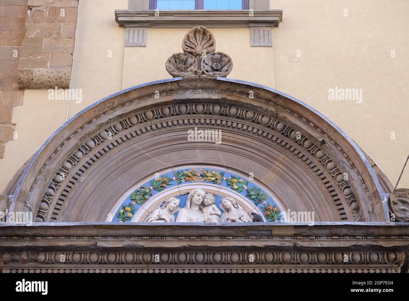 Madonna avec enfant et deux Anges, lunette de Giovanni Buglioni, au-dessus de l'entrée de la Badia Fiorentina à Florence, Toscane, Italie Banque D'Images