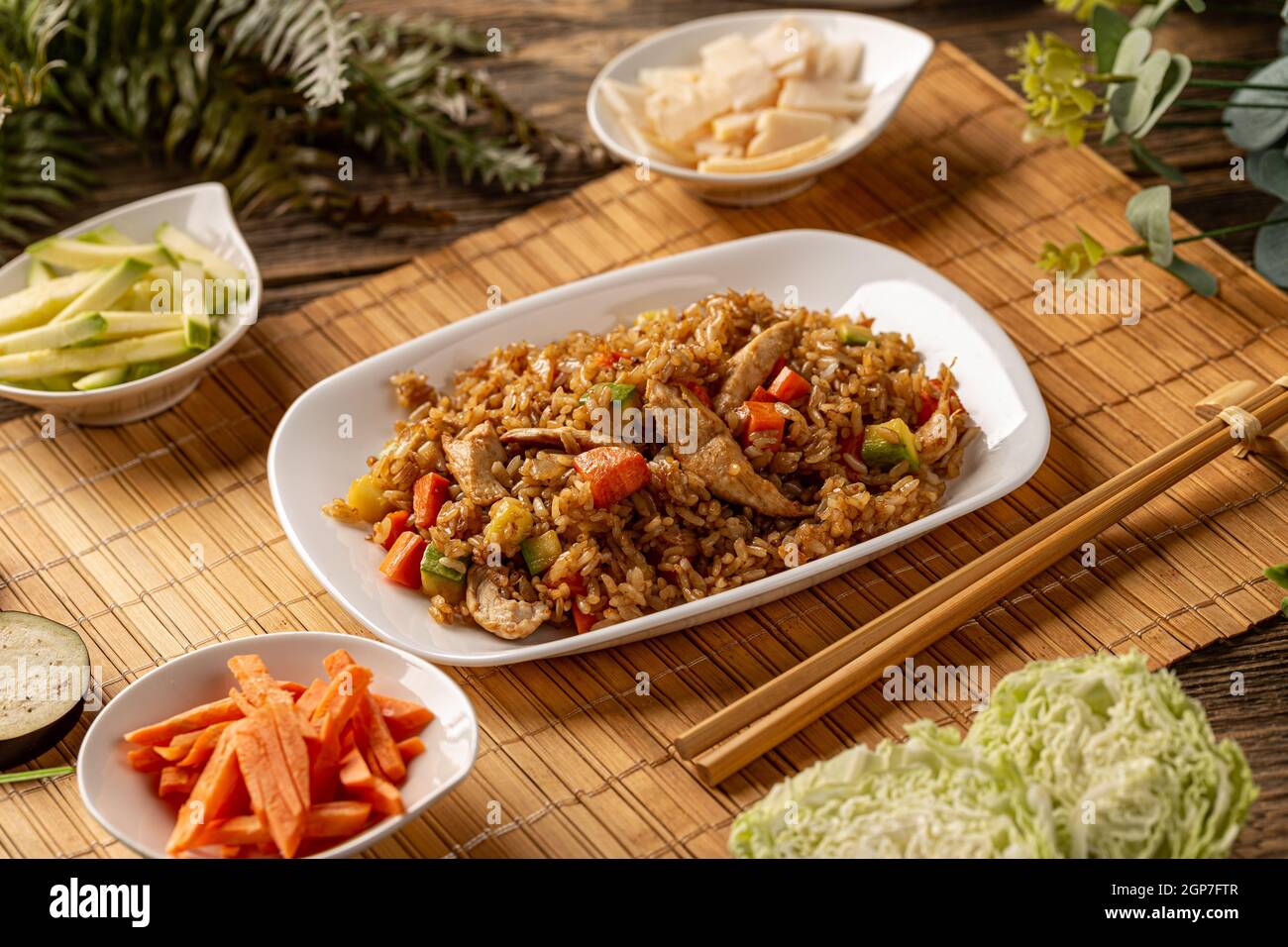 Menu chinois traditionnel, bandes de poulet et légumes servis avec du riz Banque D'Images