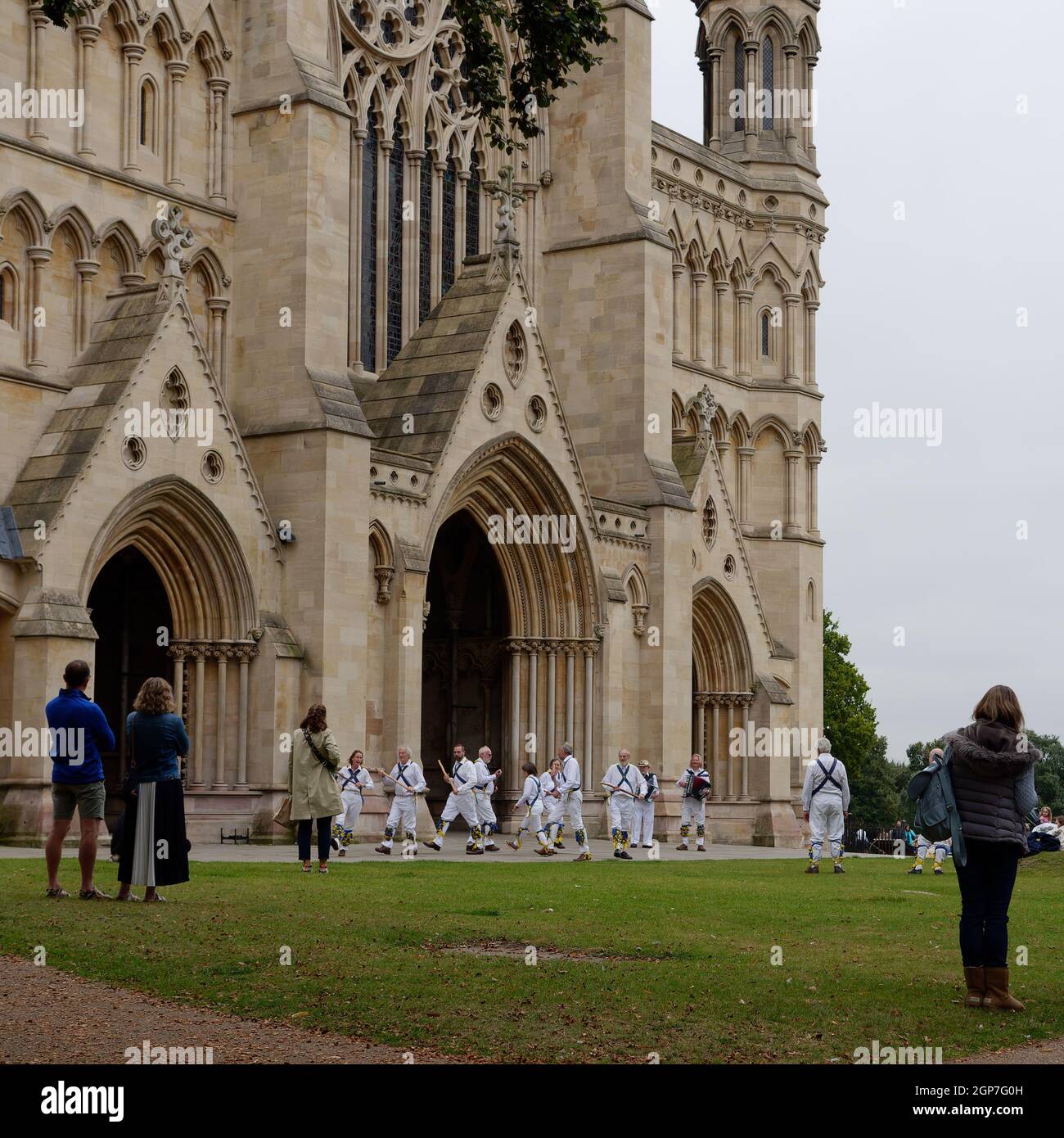 St Albans, Hertfordshire, Angleterre, septembre 21 2021 : les gens qui regardent les danseuses de Morris exécutent une danse folklorique traditionnelle devant la cathédrale. Banque D'Images