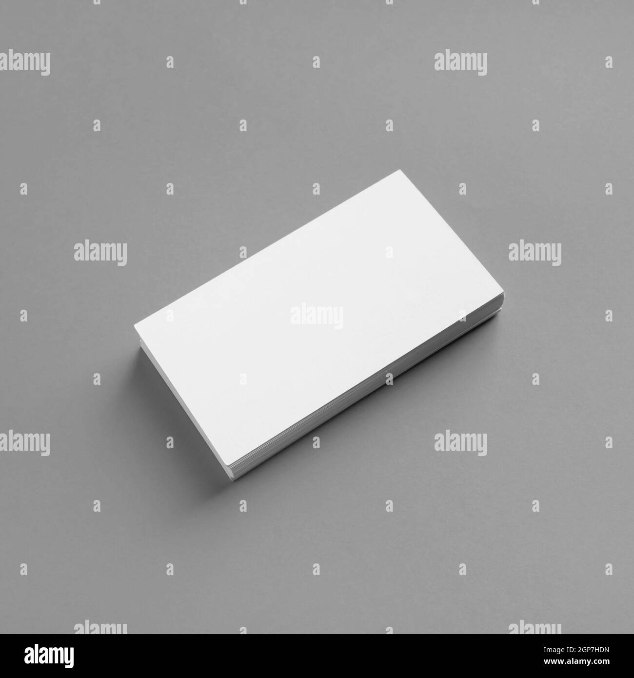 Photo de cartes de visite vierges sur fond de papier gris. Modèle pour ID. Maquette d'identité de marque. Banque D'Images