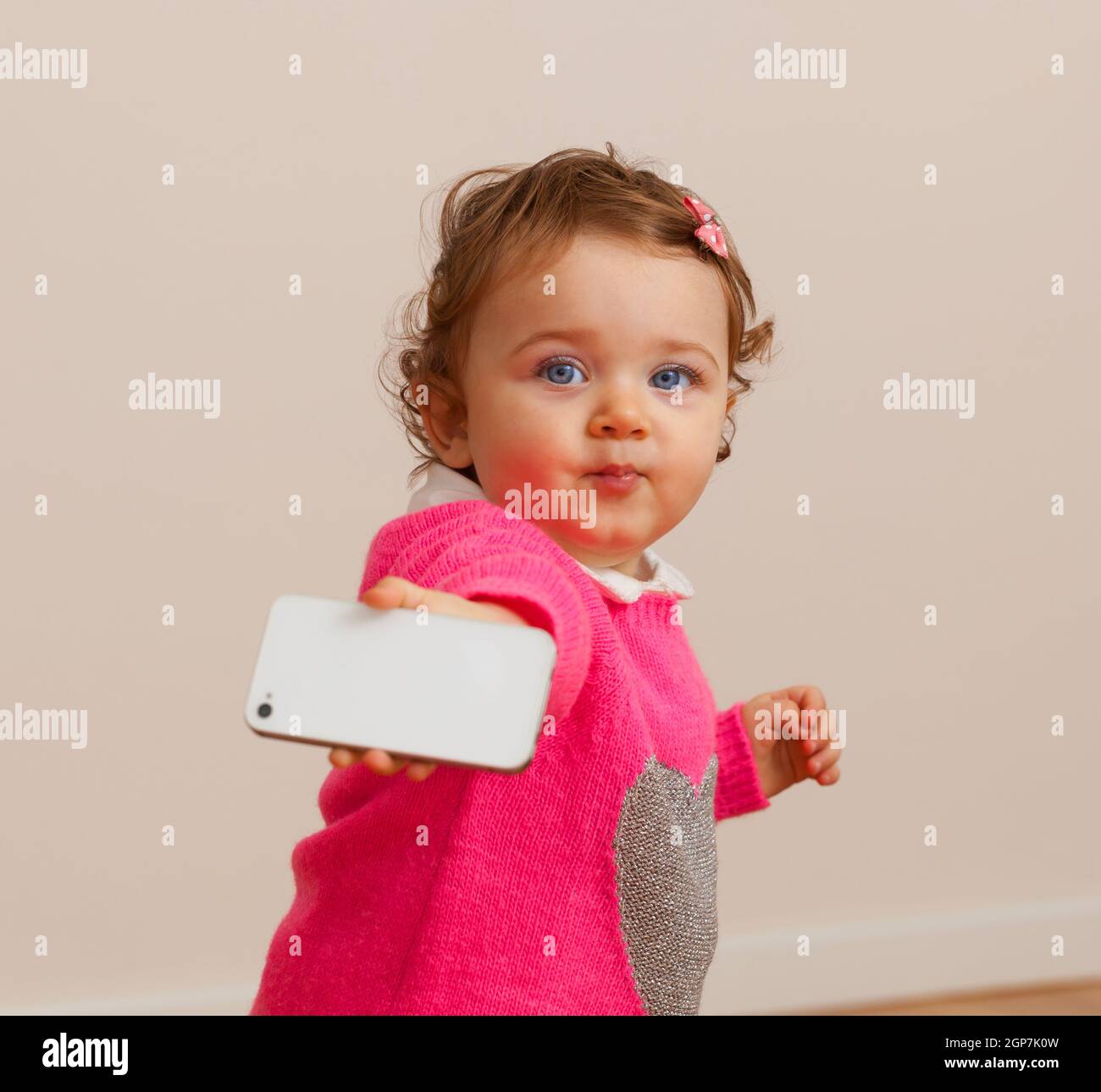 Bébé Enfant fille joue avec smart phone. Concept de problème social. Banque D'Images
