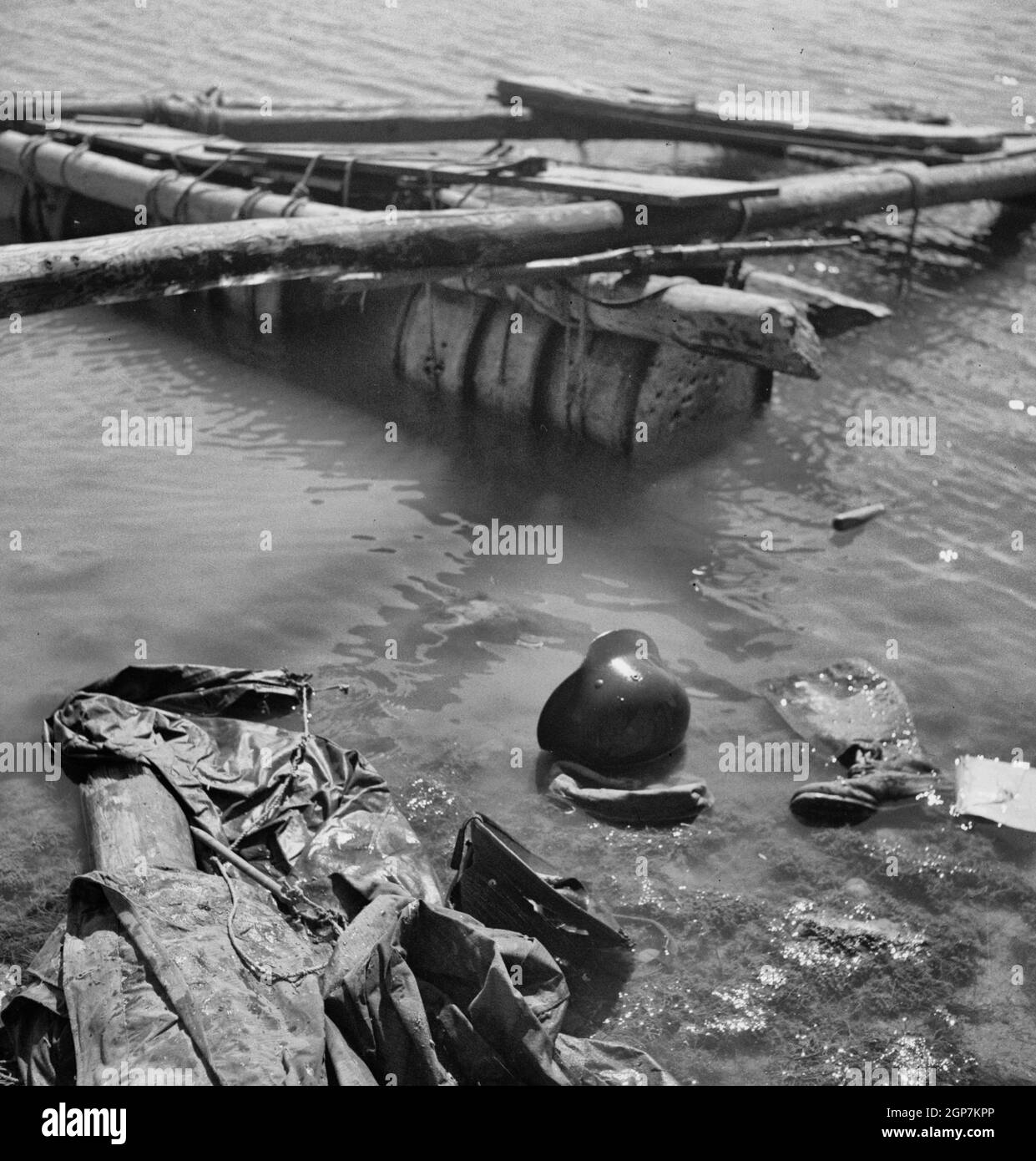 Porto Farina, Tunisie. Un radeau, une chaussure et un casque allemands dans l'eau après que les soldats américains et britanniques aient frustré la tentative d'évacuation des divisions allemandes de panzer 10 et 15 - mai 1943 Banque D'Images