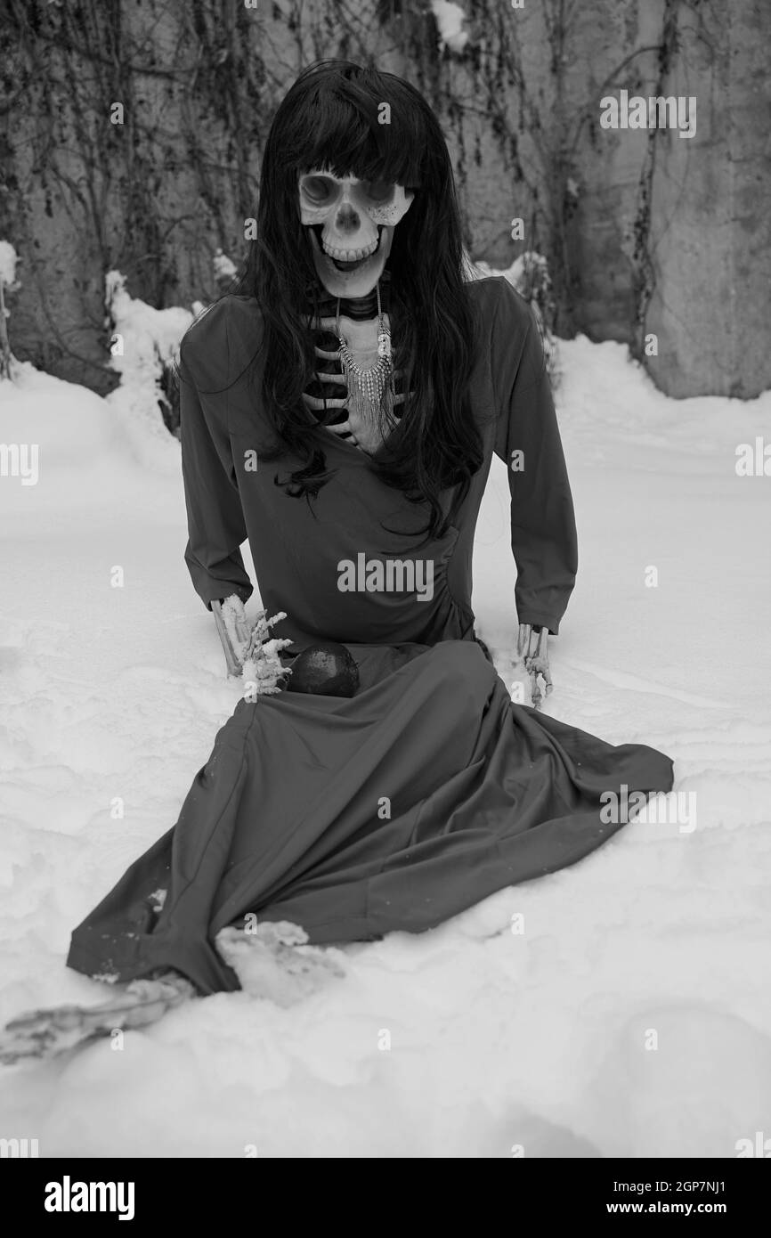 Dernier squelette de pomme avec robe rouge et pomme rouge Banque D'Images