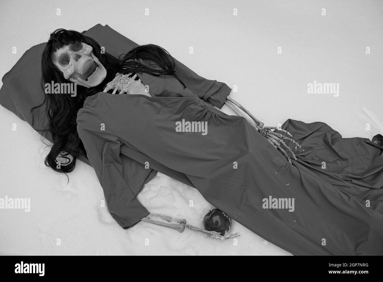 Dernier squelette de pomme avec robe rouge et pomme rouge Banque D'Images