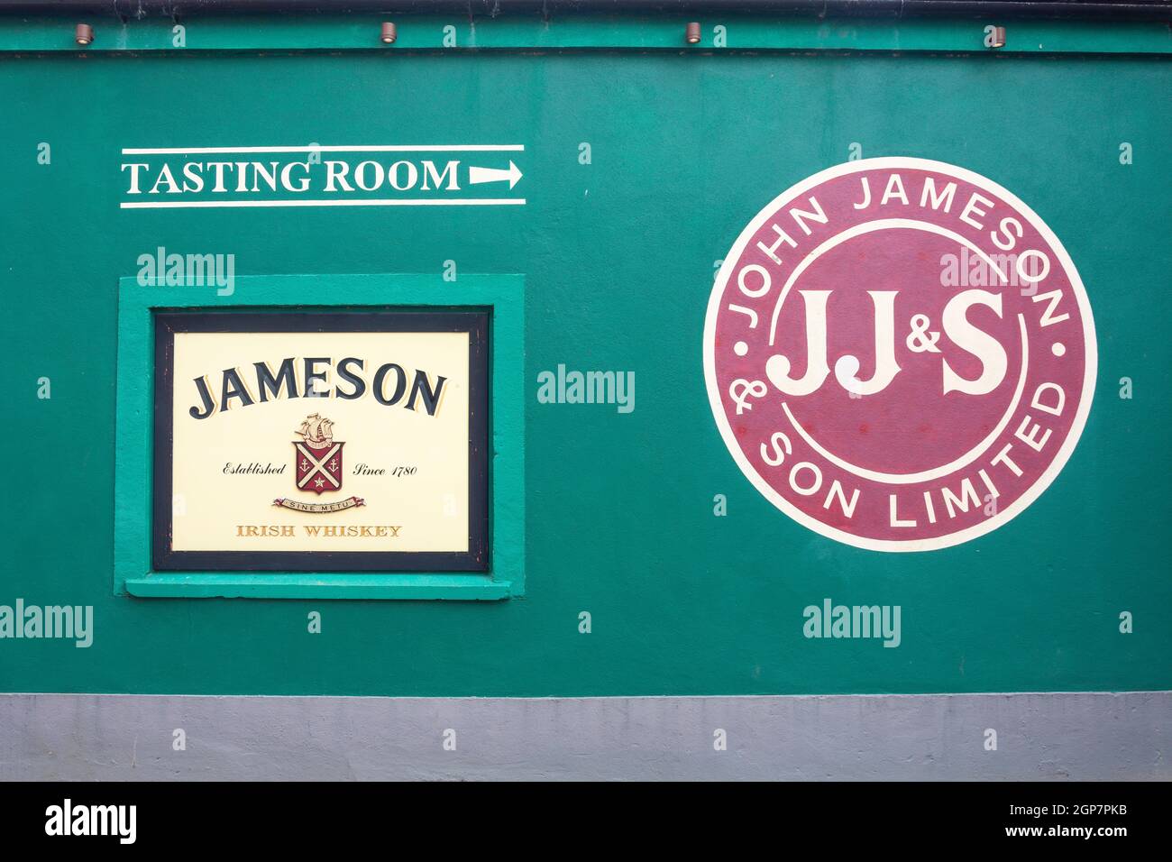 Panneau indiquant la salle de dégustation de la distillerie Old Jameson Whiskey Midleton, Distillery Walk, Midleton (Mainistir na Corann), comté de Cork, République d'Irlande Banque D'Images