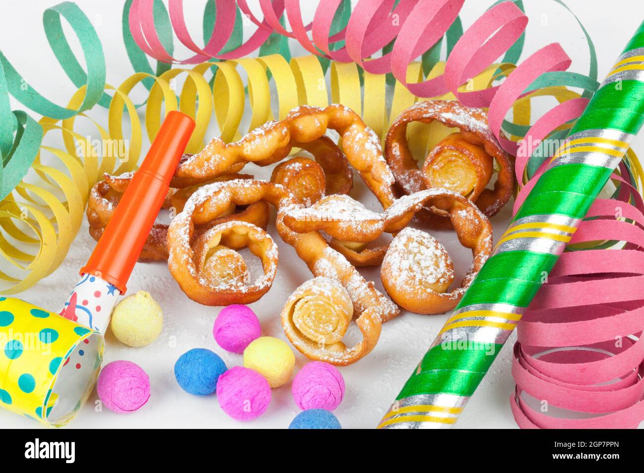 Dessert typiquement italien pour le carnaval, 'Chiacchiere' frites avec des jouets et de confettis. Banque D'Images