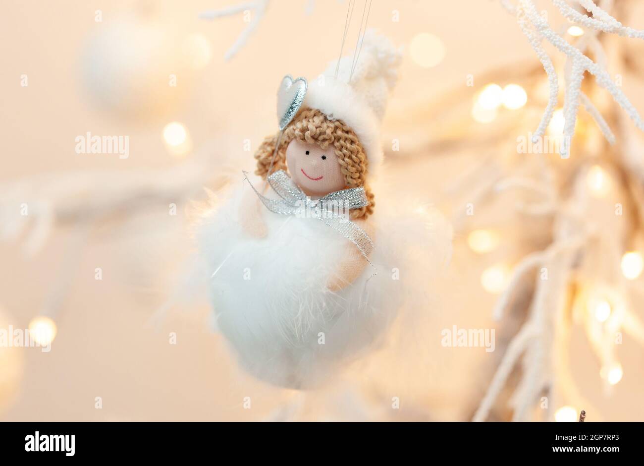 Boule de Noël avec de la fourrure et un personnage avec un petit cœur. Tout blanc et chaud lumières dans shalby style. Banque D'Images