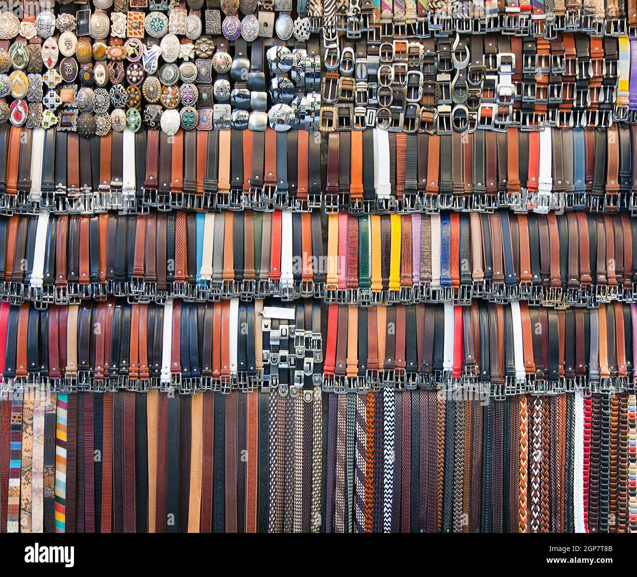 De nombreuses ceintures en cuir de couleur sur un marché. Banque D'Images