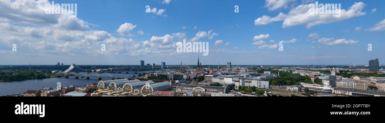 Vue panoramique aérienne de la vieille ville de Riga et de la rivière Daugava depuis l'église Saint-Pierre, avec la cathédrale de Riga, la basilique Saint-Jacques et la coulée de Riga Banque D'Images