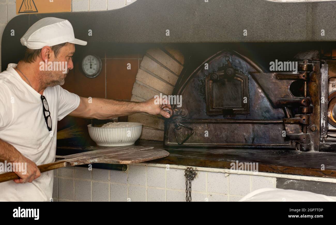 La production quotidienne de pain cuit au four à bois avec la méthode traditionnelle. Banque D'Images