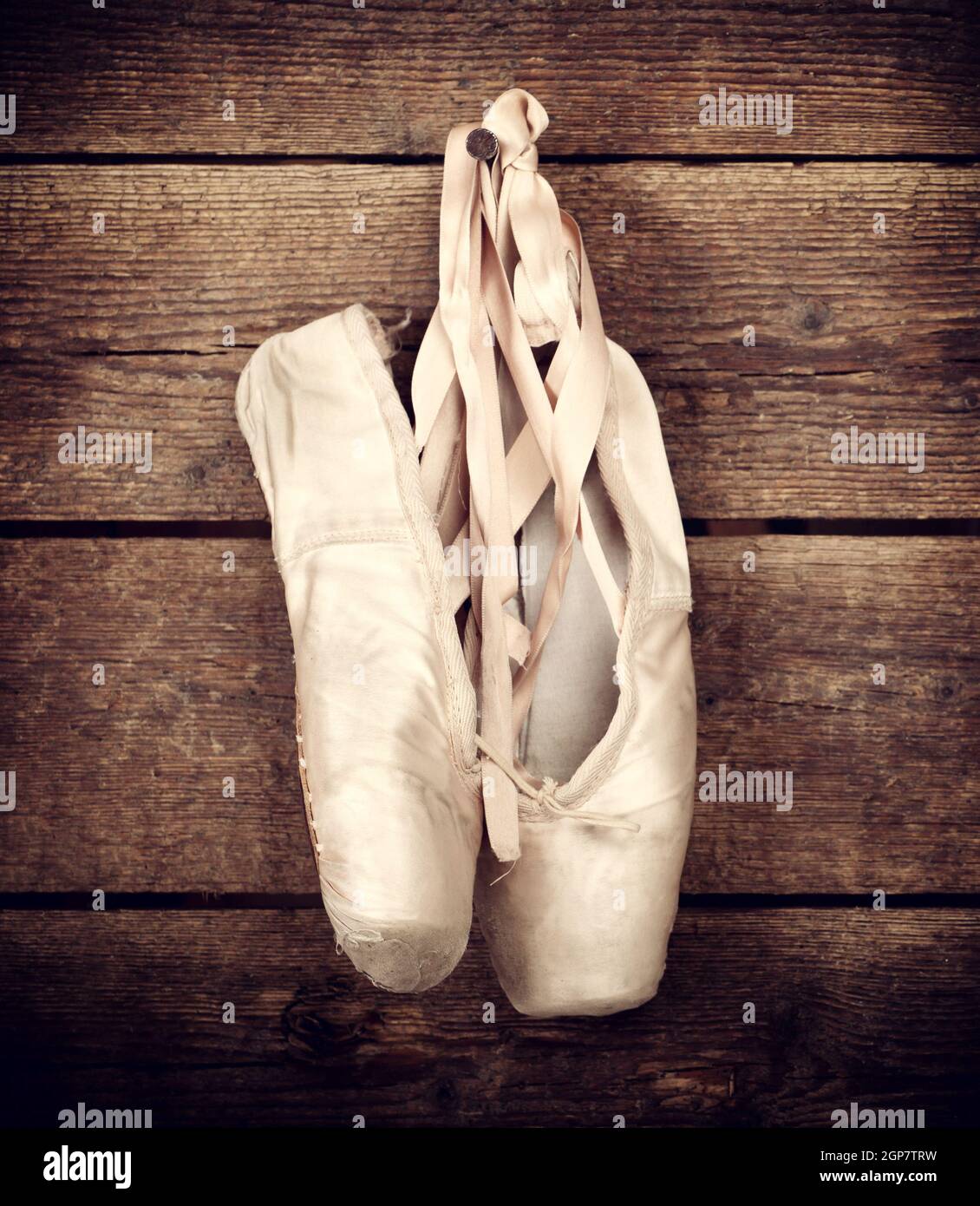 Chaussures De Pointe De Ballet Sur Pieds Sur Fond De Plancher En Bois