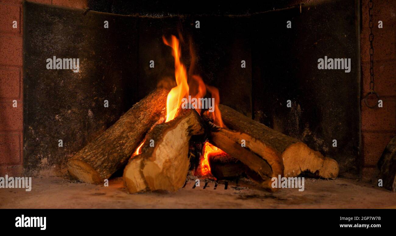 Un feu chaud dans une cheminée. Bois brûlant dans la cheminée et les flammes Banque D'Images