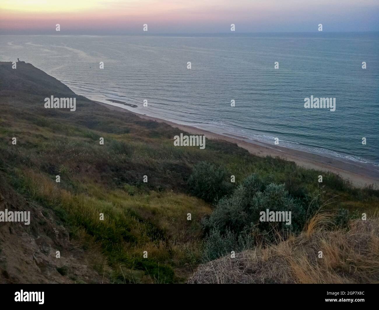 Les collines près de la côte de la mer d'Azov. Les roches de l'argile, une falaise sur la rive. Banque D'Images