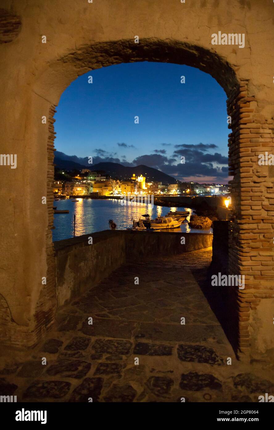 Vue depuis la baie d'archway par nuit de l'île d'Ischia, Italie Banque D'Images