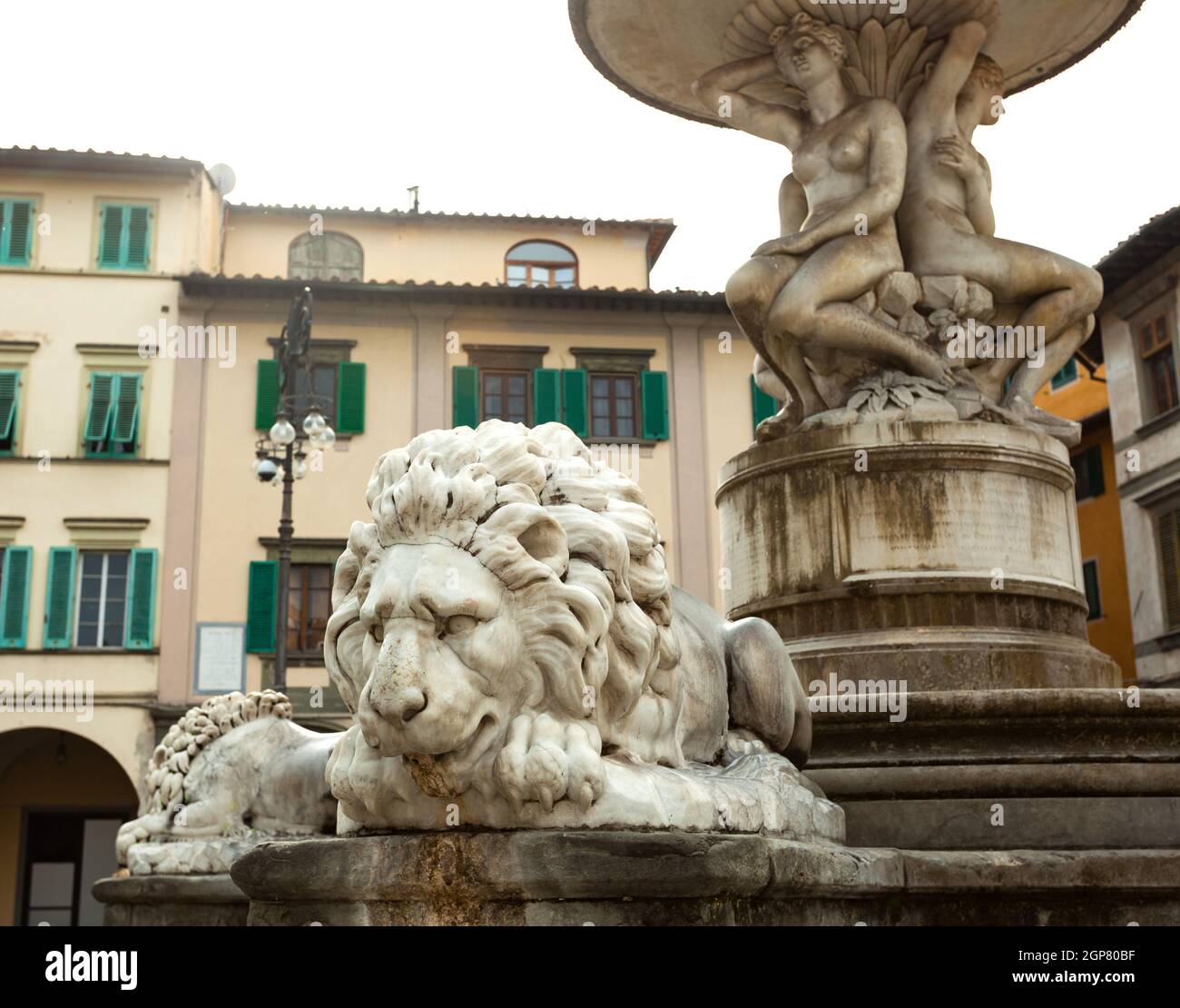 Lions de marbre de la fontaine située dans la région de Farinata degli Uberti Square à Empoli, Italie. Banque D'Images