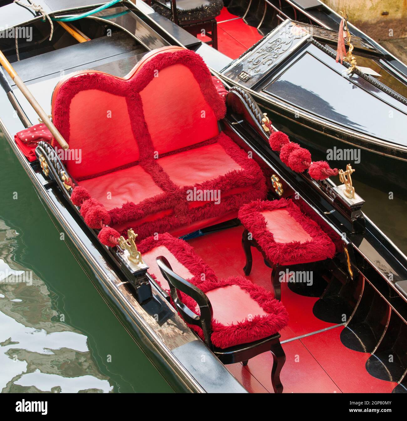Intérieur luxueux d'une gondole à Venise de tapis précieux et de chaises rembourrées Banque D'Images