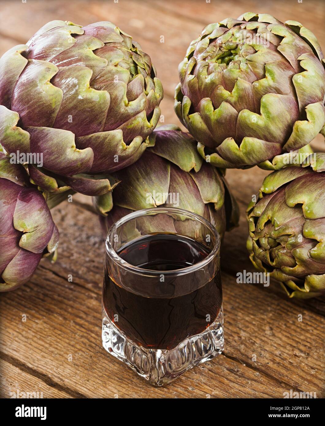 Boisson alcoolisée à l'extrait d'artichaut sur table en bois Photo Stock -  Alamy