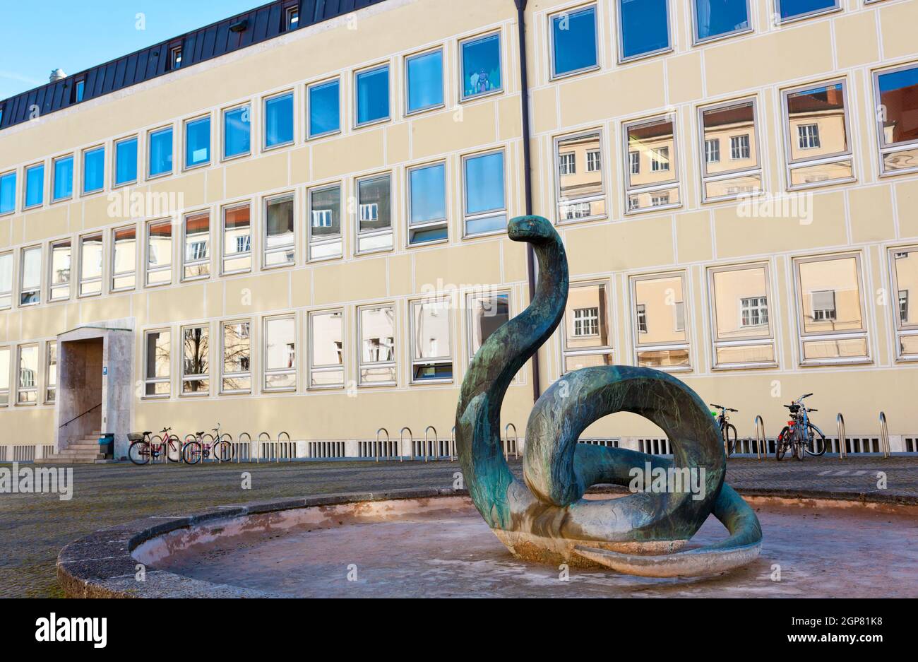 Le serpent (Schlange) en face de la faculté vétérinaire de l'Université de Munich, Allemagne Banque D'Images