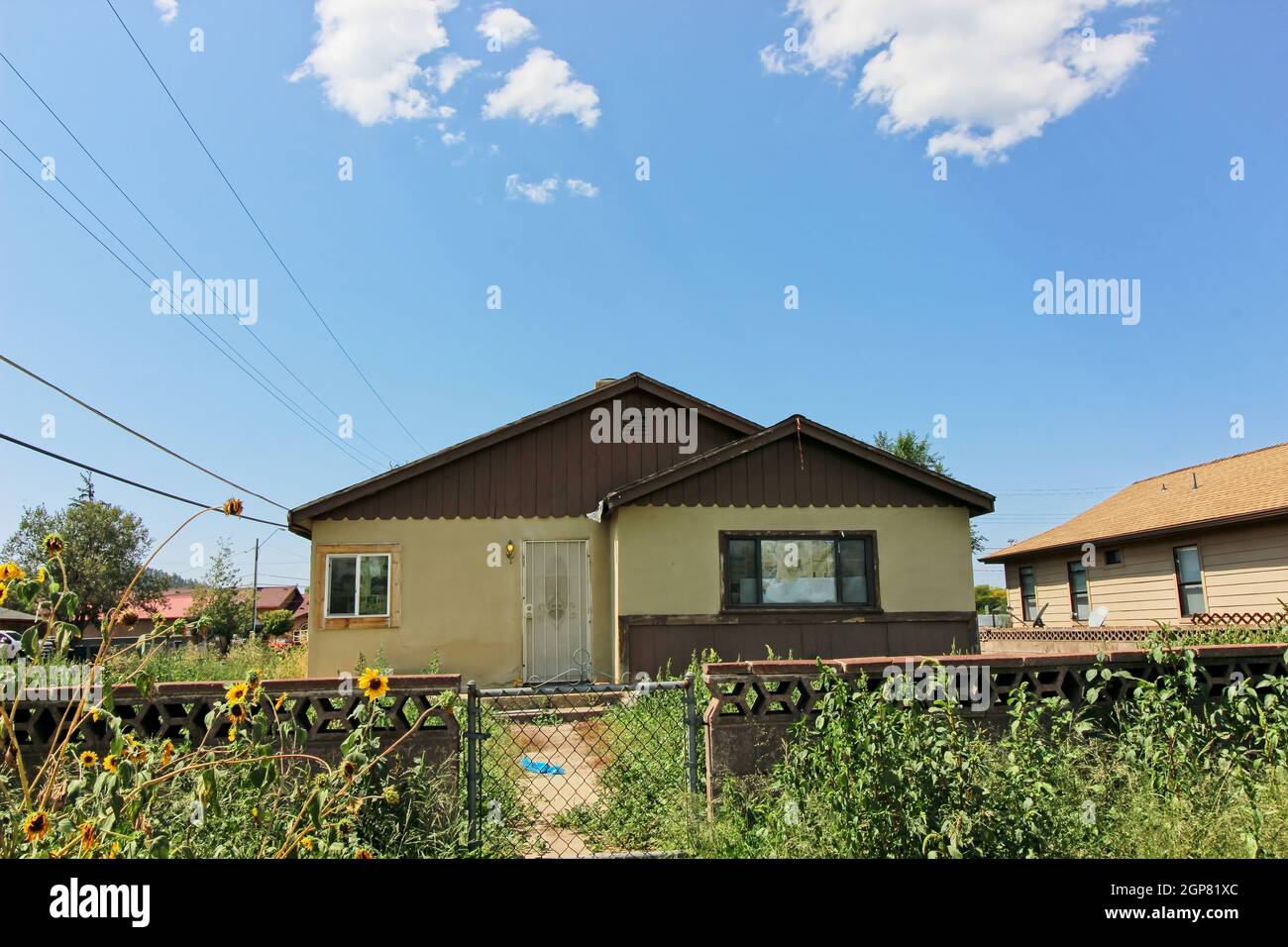 Ancienne maison abandonnée avec fenêtres bloquées Banque D'Images