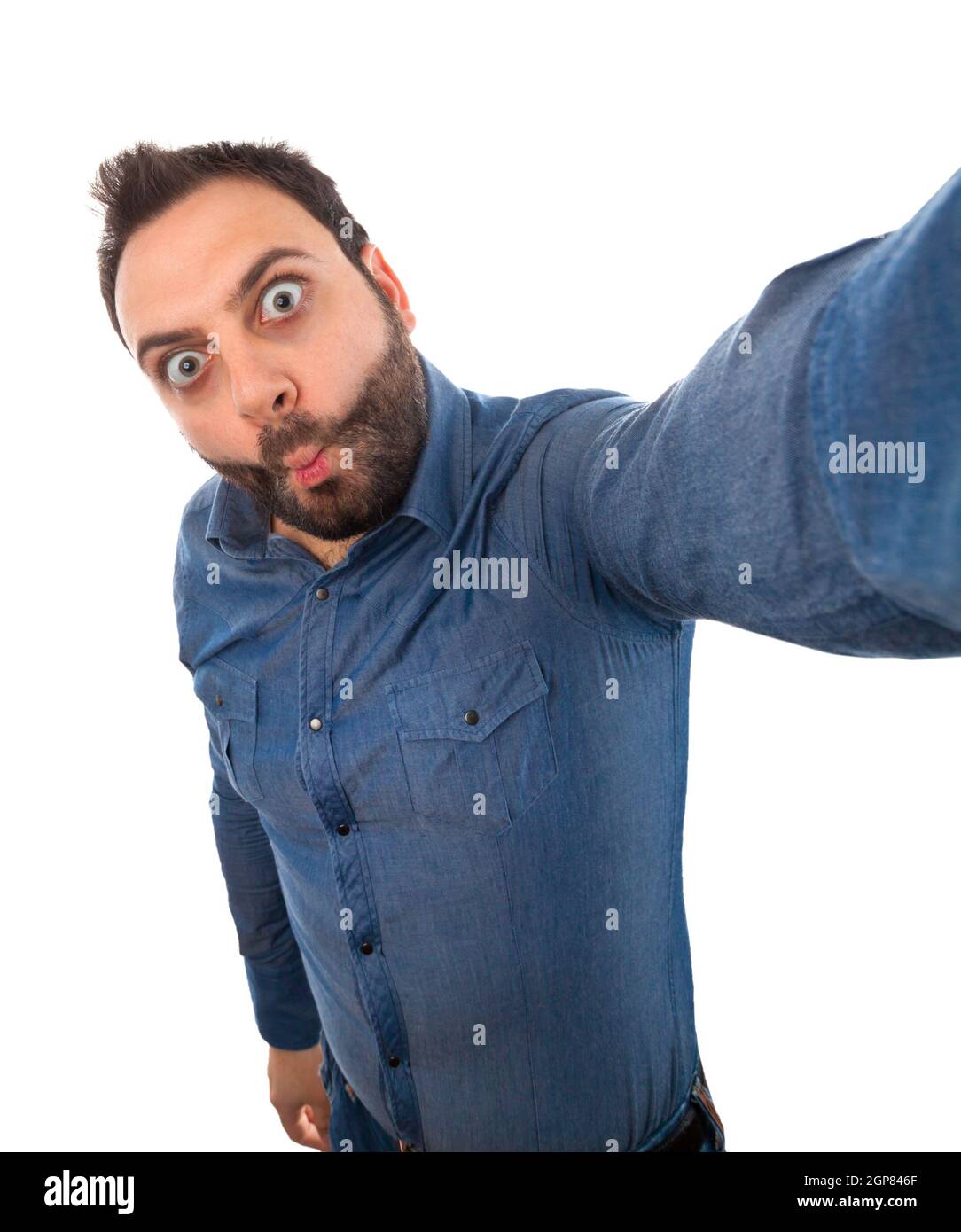 Un jeune homme de selfies avec wow expression sur fond blanc. Banque D'Images