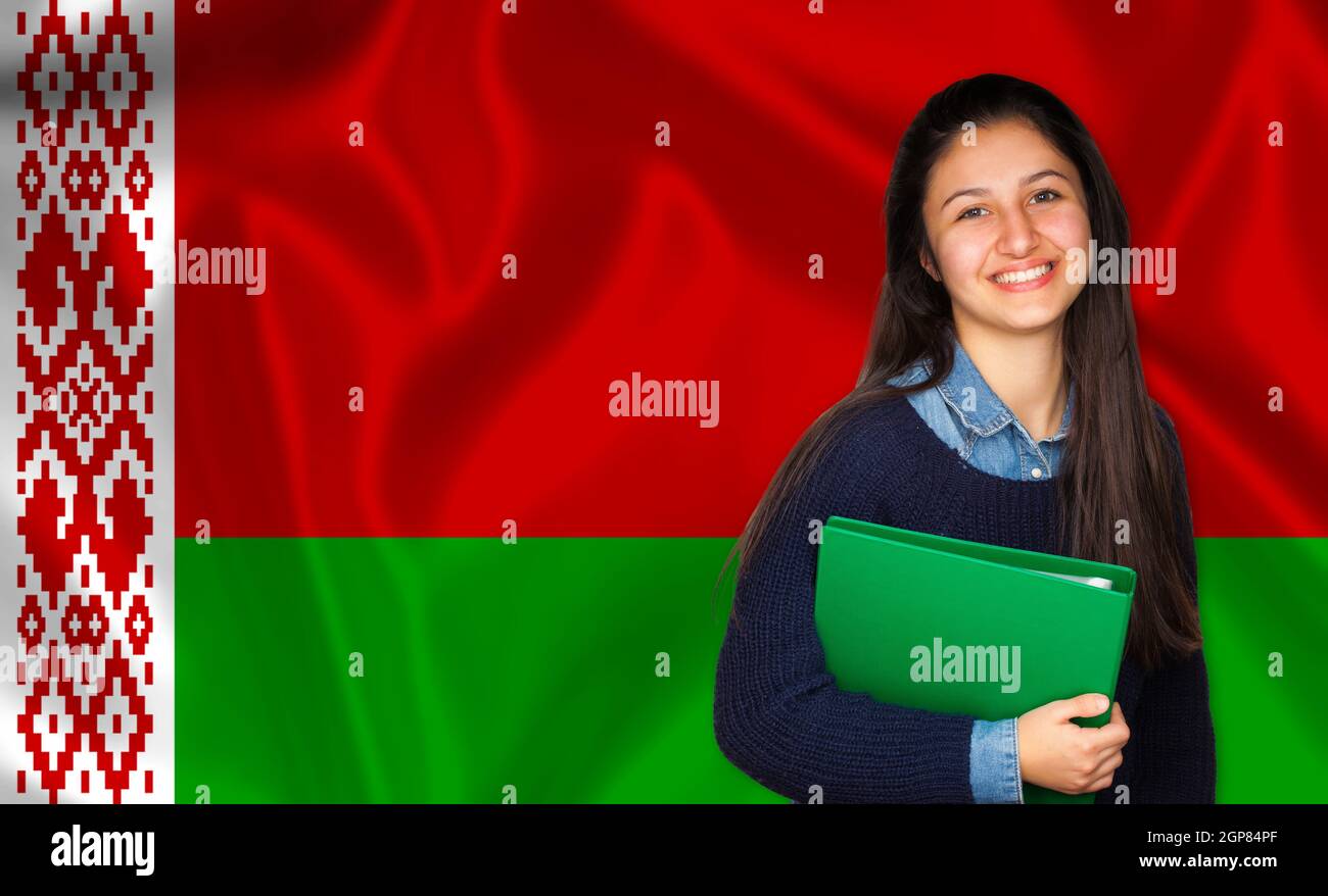 Teen student smiling sur drapeau biélorusse. Concept d'enseignements et l'apprentissage des langues étrangères. Banque D'Images