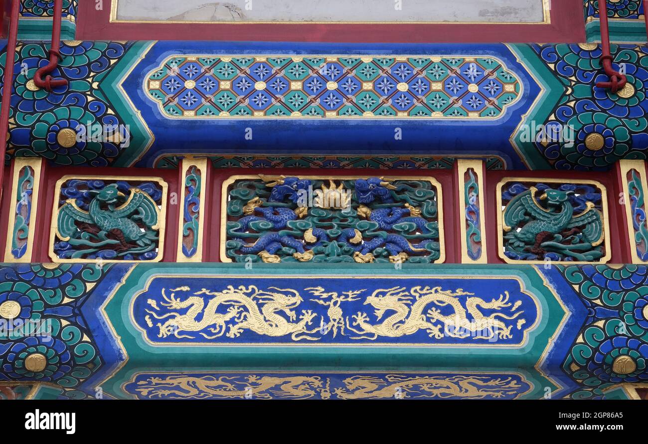 Décoration de plafond colorée au temple du Lama Yonghe à Beijing, en Chine Banque D'Images