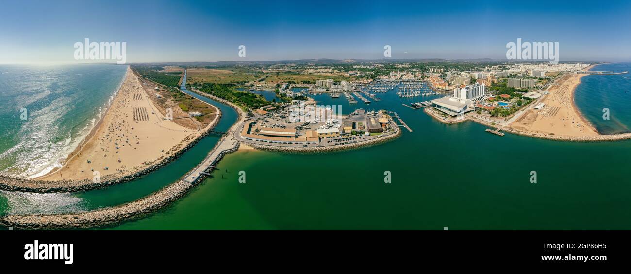 Vue aérienne sur la plage de Vilamoura et Praia de Falesia, Algarve, Portugal Banque D'Images