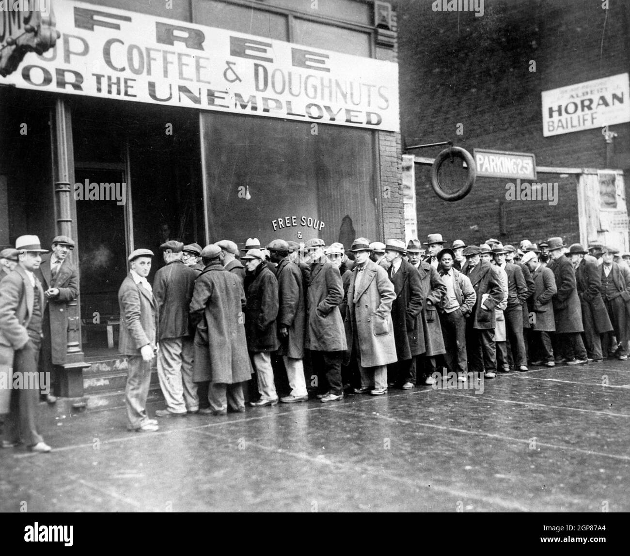 Des hommes sans emploi devant une cuisine à soupe à Chicago pendant la dépression, aux Etats-Unis Banque D'Images
