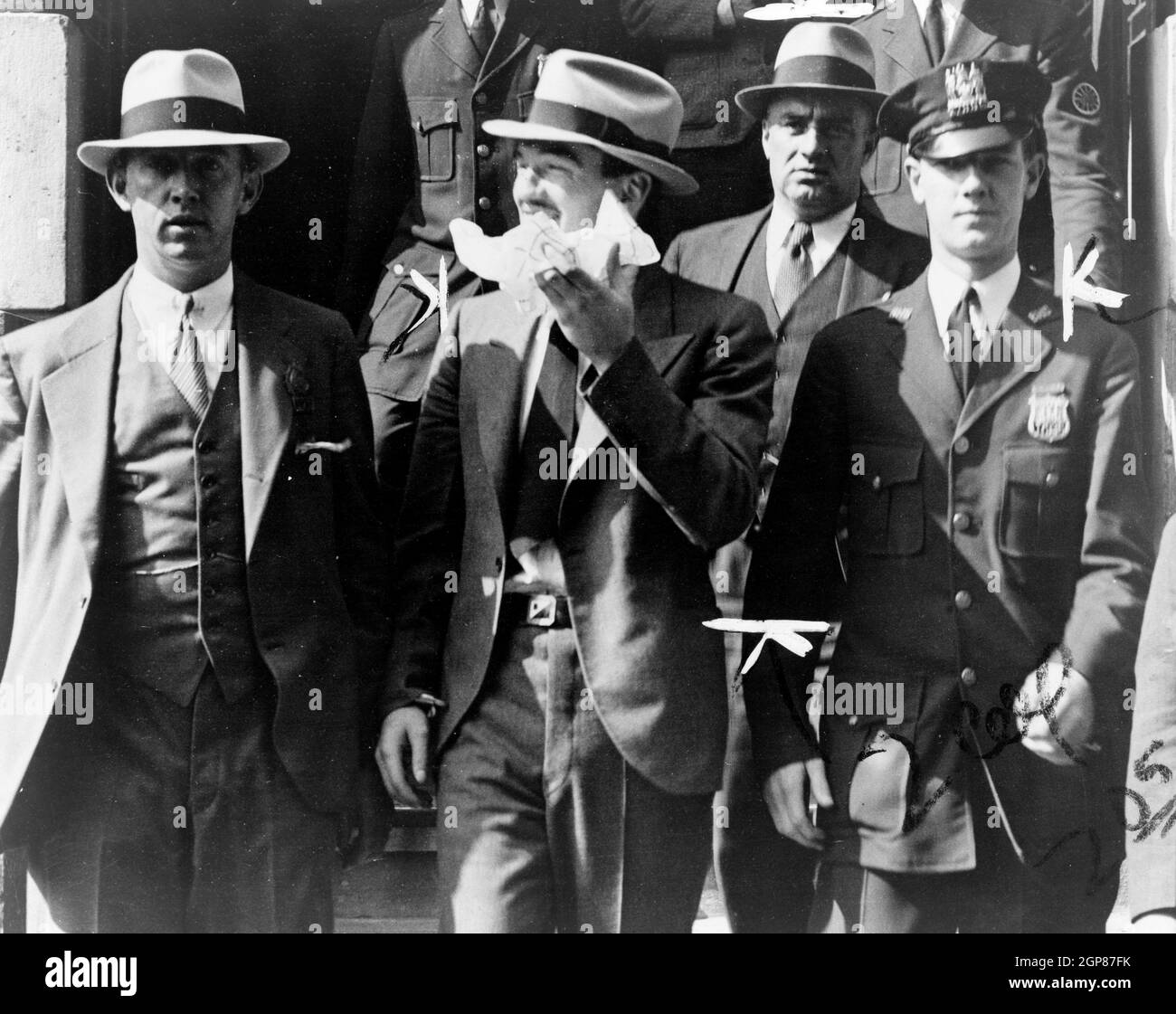 Vincent Coll quitte le tribunal pour homicide entouré de policiers. Vincent 'Mad Dog' Coll (1908 – 1932) Hitman de la foule irlandais-américaine dans les années 1920 et au début des années 1930 à New York. Banque D'Images