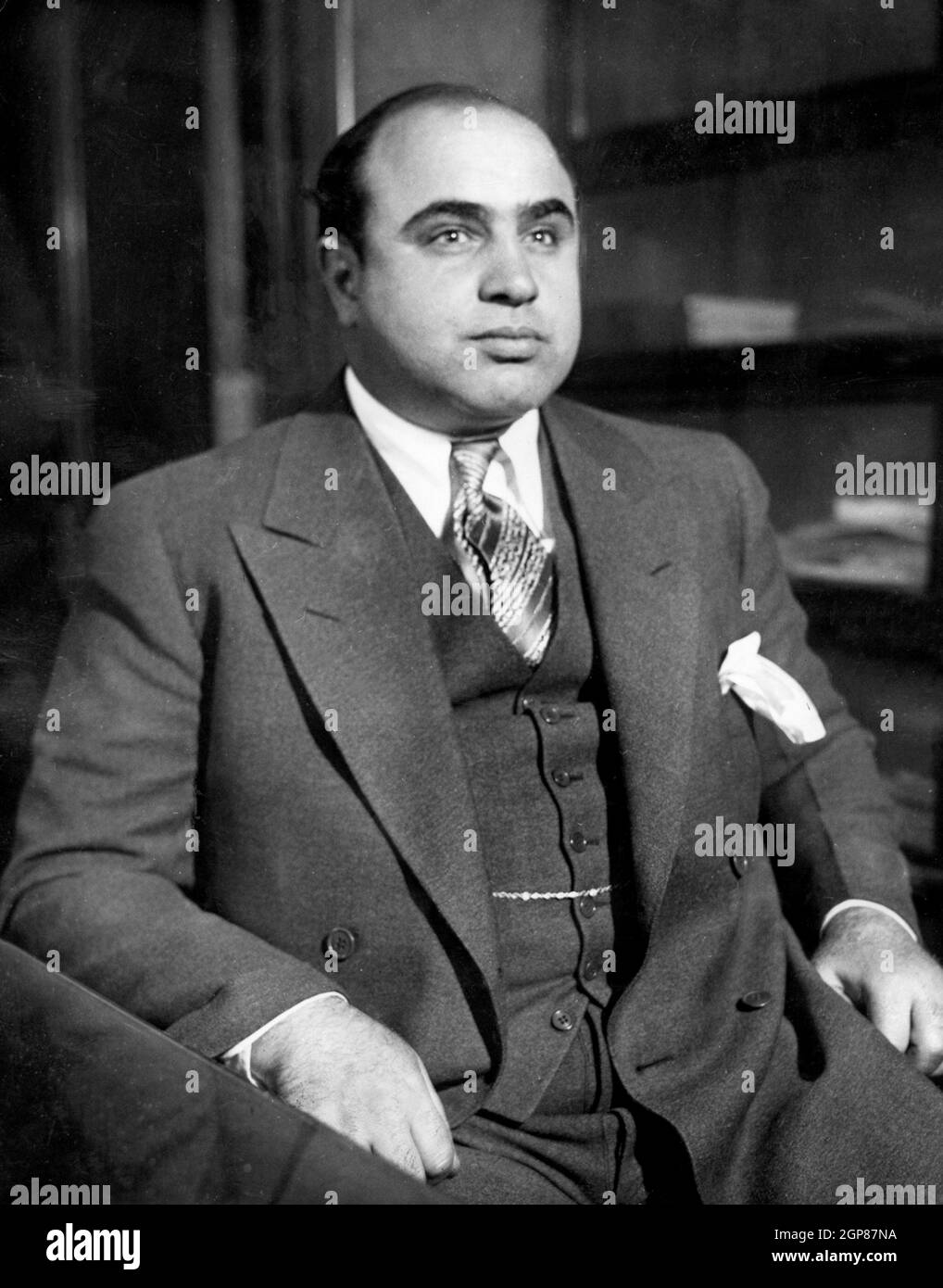 Al Capone, Alphonse Gabriel Capone (1899 – 1947) le gangster américain a atteint la notoriété pendant l'ère de la prohibition en tant que cofondateur et patron de l'ensemble de Chicago. Son règne de sept ans en tant que chef du crime a pris fin quand il est allé en prison à l'âge de 33 ans. Al Capone est montré ici au Bureau de détective de Chicago après son arrestation sur une accusation de vagabondage en tant qu'ennemi public n° 1 Banque D'Images