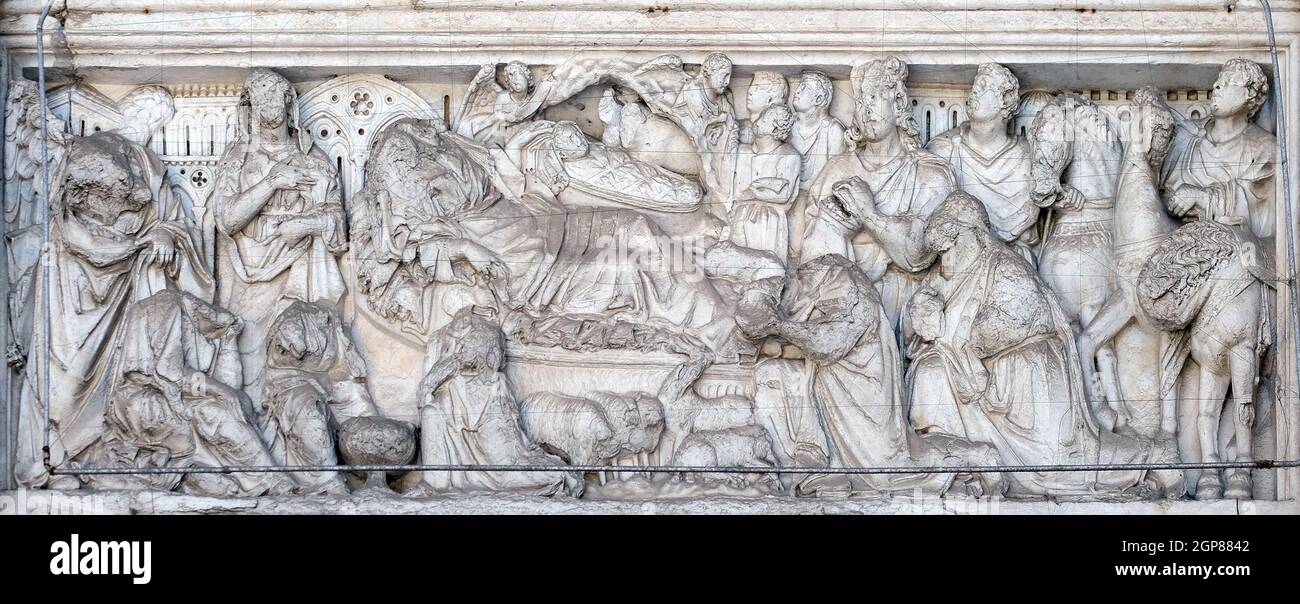 Annonciation, Nativité et Adoration des Mages, lunette sur le portail de Cathédrale de St Martin à Lucca, Italie Banque D'Images