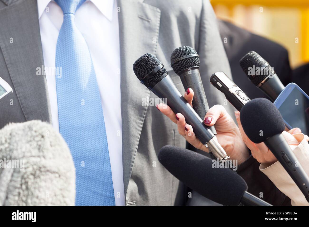 Homme politique ou homme d'affaires qui parle avec les médias lors de la conférence de presse Banque D'Images
